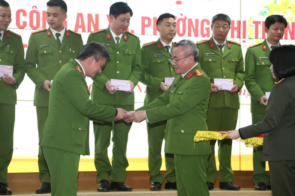 Đại tá Vũ Thanh Tùng; Đại tá Nguyễn Thuận, Phó Giám đốc Công an tỉnh Quảng Ninh tặng quà các xã, phường, thị trấn nhân dịp Tết Nguyên đán.