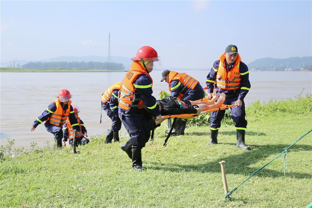 Lực lượng Cảnh sát PCCC&CNCH thực hiện cứu người bị nạn tại diễn tập phương án chữa cháy và CNCH tại Cảng xăng dầu Bến Thủy .