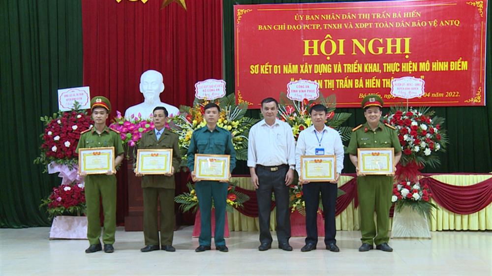 Từ năm 2020 đến nay, Công an thị trấn Bá Hiến đã xây dựng được 12 mô hình tự quản về ANTT, 11 mô hình tổ liên gia PCCC, 01 mô hình Công an thị trấn thân thiện. Việc xây dựng, nhân rộng các mô hình điển hình tiên tiến đã góp phần giữ vững ổn định ANTT trên địa bàn, đưa Bá Hiến trở thành điểm sáng về đảm bảo ANTT trên địa bàn huyện Bình Xuyên. Với kết quả đạt được, nhiều lượt tập thể, cá nhân Công an thị được các cấp khen thưởng, 02 năm liên tục Công an thị trấn Bá Hiến đạt danh hiệu Đơn vị Quyết thắng.