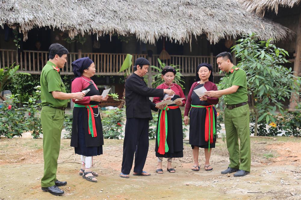 Tuyên truyền pháp luật về an ninh, trật tự cho nhân dân vùng đồng bào dân tộc.