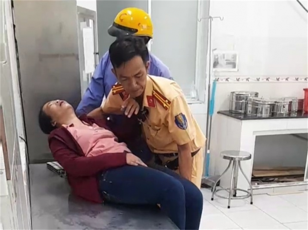 Trung tá Nguyễn Phương Anh đưa người bệnh vào bệnh viện.