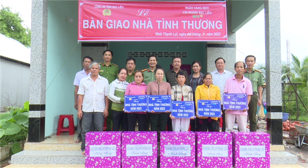 Lực lượng Công an cùng nhà hảo tâm tổ chức trao nhà và những phần quà tặng các hộ gia đình có hoàn cảnh khó khăn.