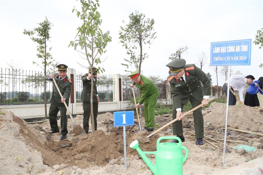 Ngay sau Lễ phát động, lãnh đạo Công an tỉnh Bắc Ninh cùng cán bộ chiến sỹ đã tham gia trồng hơn 100 cây sao đen và cây keo trong khuôn viên trụ sở Phòng Cảnh sát phòng cháy, chữa cháy và cứu nạn, cứu hộ, qua đó góp phần bảo vệ môi trường, tạo cảnh quan “Xanh - Sạch -Đẹp” tại cơ quan, đơn vị, nhân lên nét đẹp văn hóa trồng cây trong mỗi dịp xuân về.