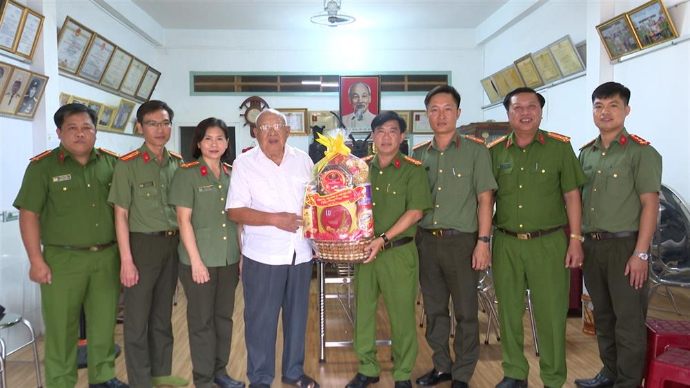 Đại tá Châu Quốc Huy, Phó Giám đốc Công an tỉnh Bạc Liêu thăm và chúc Tết đồng chí Nguyễn Thanh, nguyên Giám đốc Công an tỉnh Minh Hải. 
