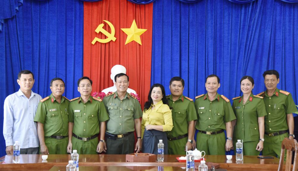 Trung tướng Lê Tấn Tới thăm, chúc Tết cán bộ, chiến sĩ Công an xã Tân Thành, thành phố Cà Mau.