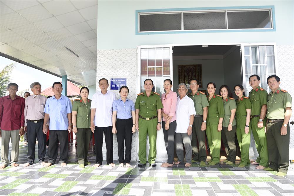 Công an tỉnh Cà Mau bàn giao nhà tình nghĩa tặng gia đình chị Đoàn Bích Phượng.