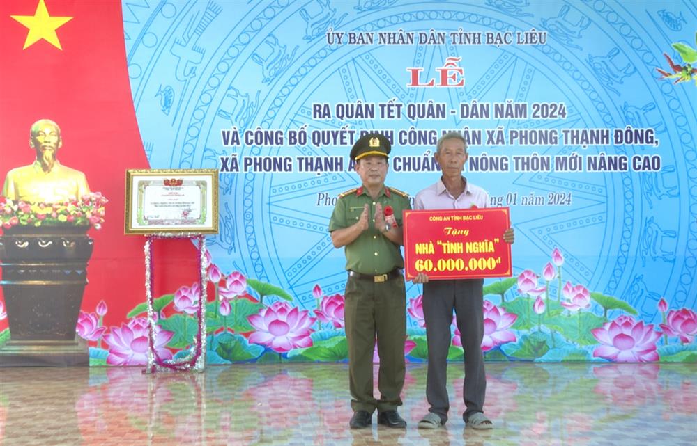 Đại tá Lê Thanh Hùng, Phó Giám đốc Công an tỉnh Bạc Liêu trao Nhà tình nghĩa tặng người dân.