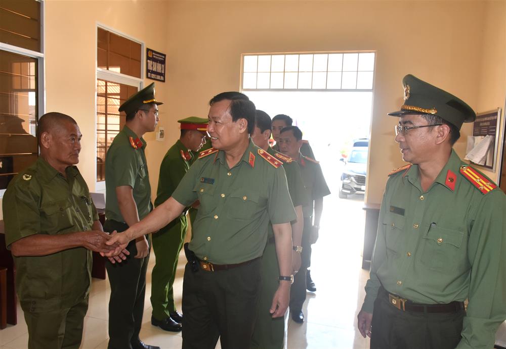 Trung tướng Lê Tấn Tới động viên lực lượng Dân phòng xã Vĩnh Mỹ B.