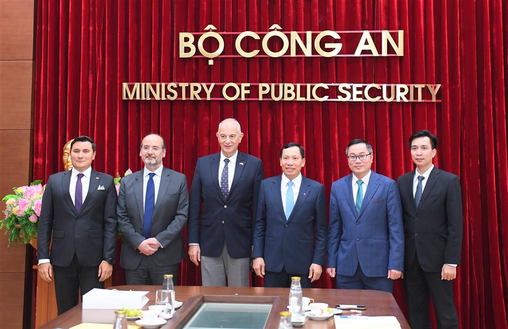 Thứ trưởng Lê Văn Tuyến; ngài Reha Denemec cùng các đại biểu dự buổi tiếp.