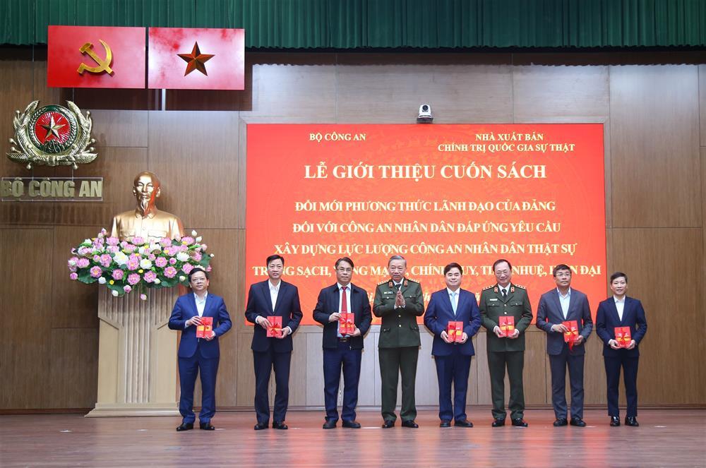 Bộ trưởng Tô Lâm trao sách tặng đại diện một số ban, bộ, ngành Trung ương.