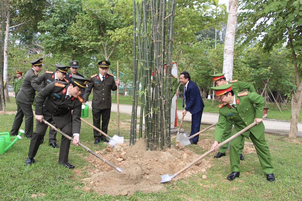 Công an tỉnh Nghệ An tổ chức Lễ phát động Tết trồng cây Xuân Giáp Thìn 2024 tại Khu Di tích Kim Liên, huyện Nam Đàn. Ngay sau Lễ phát động, Ban Giám đốc cùng cán bộ, chiến sĩ đã tham gia trồng hơn 2.500 cây Mai Cần, qua đó góp phần bảo vệ môi trường, tạo cảnh quan “Xanh - sạch - đẹp” tại Khu Di tích Kim Liên.