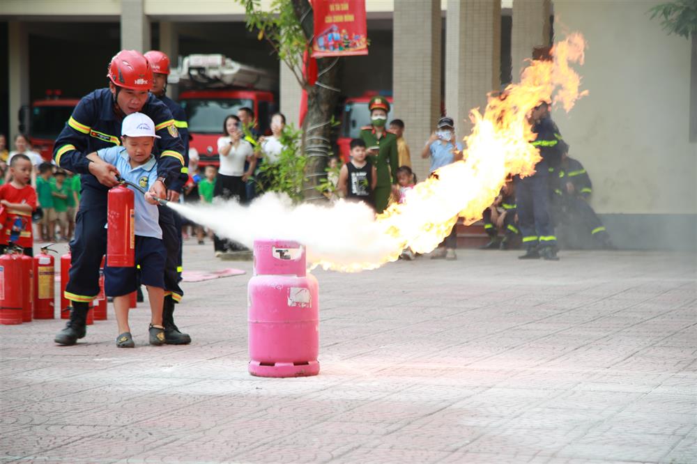 Công an Nghệ An thường xuyên tổ chức các hoạt động trải nghiệm cho các em học sinh như: thực hành kỹ năng dập lửa; thực hành kỹ năng thoát nạn trong đám cháy có khói…