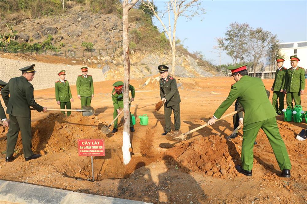 Trong 5 năm qua, Công an tỉnh Sơn La đã tiến hành trồng cây tại nhiều địa điểm như: khuôn viên Công an tỉnh, trụ sở các Phòng Cảnh sát cơ động, Cảnh sát phòng cháy, chữa cháy và cứu nạn, cứu hộ, thao trường Công an tỉnh,… hơn 150 cây đã được trồng mới. Tại Lễ phát động Lễ Tết trồng cây năm 2024, Công an tỉnh Sơn La đã trồng thêm 22 cây lát tại khu hạ tải và bãi tạm giữ phương tiện.