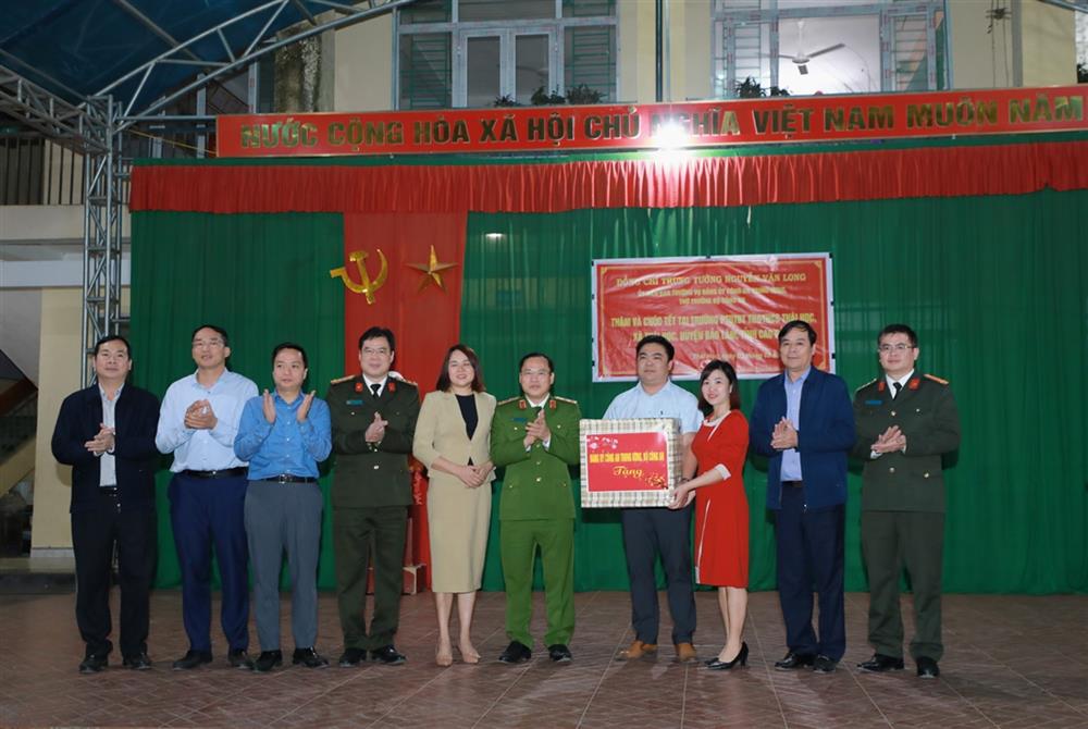 Đoàn công tác đã đến thăm, tặng quà Trường Tiểu học Bản Chang, xã Thượng Hà, huyện Bảo Lạc; điểm trường Nà Thằn, xã Thạch Lâm, huyện Bảo Lâm và Trường Phổ thông dân tộc bán trú Tiểu học và Trung học cơ sở Thái Học của huyện Bảo Lâm.