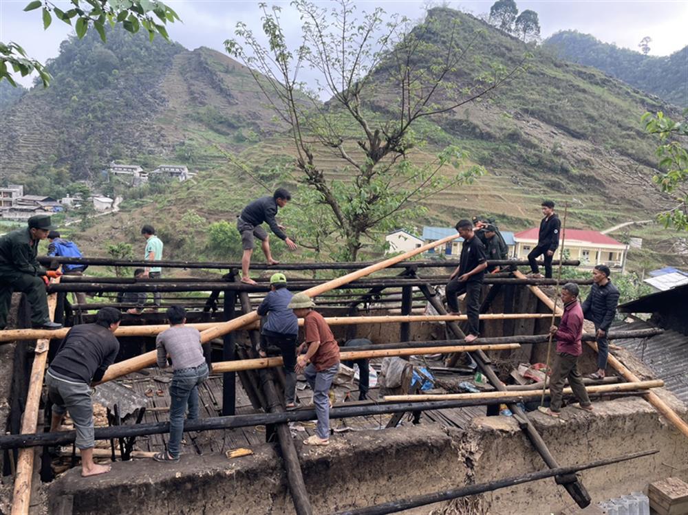 Cán bộ, chiến sỹ giúp hộ dân Sình Mí Lềnh thôn Há Lìa, xã Sủng Thài sửa chữa lại căn nhà bị hư hỏng hoàn toàn.