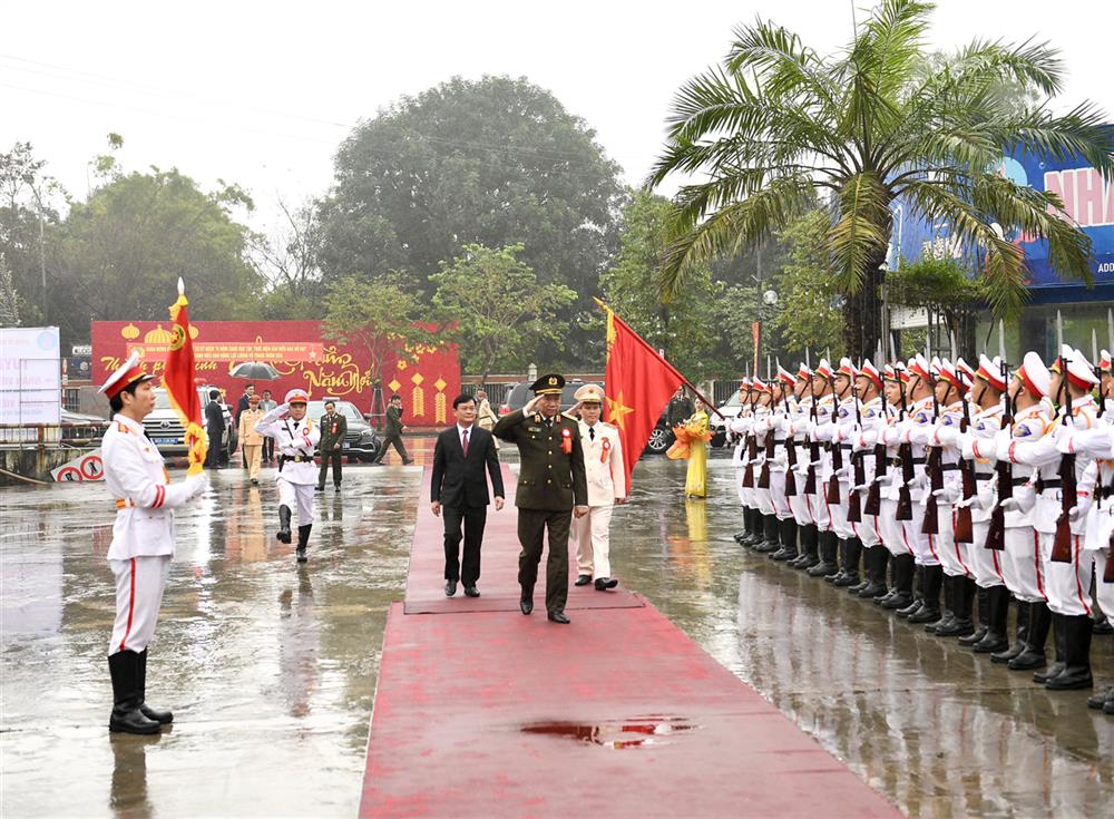 Bộ trưởng Tô Lâm duyệt đội danh dự Công an tỉnh Nghệ An.