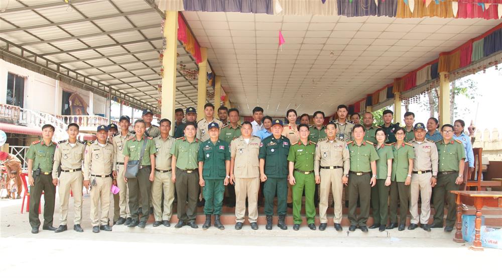 Đoàn công tác Công an tỉnh An Giang chụp ảnh lưu niệm với Công an tỉnh Kandal và chính quyền địa phương.