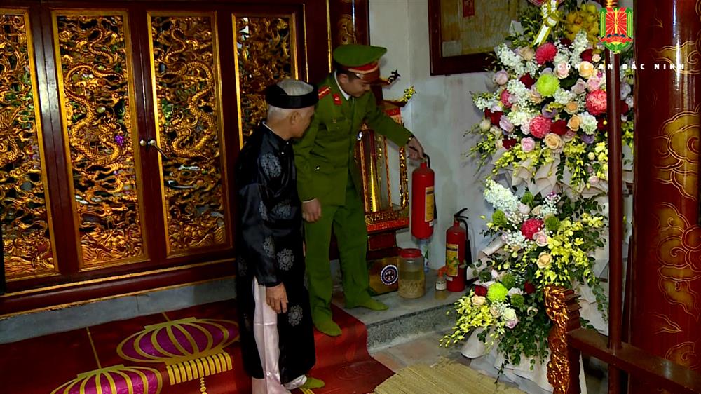 Công an thị xã Thuận Thành tuyên truyền đảm bảo an toàn PCCC các cơ sở thờ tự.