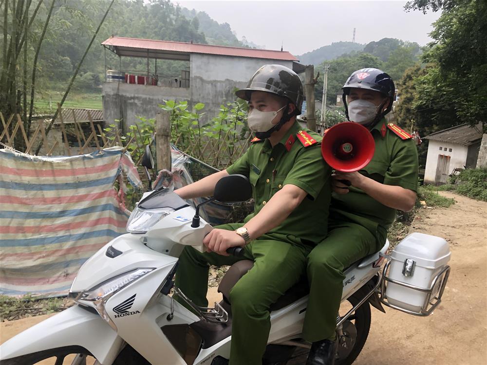 Công an xã Thụy Hùng, huyện Cao Lộc tuyên truyền lưu động tiếng dân tộc tại các thôn về TTHC và các dịch vụ hành chính công bằng loa phóng thanh cầm tay.