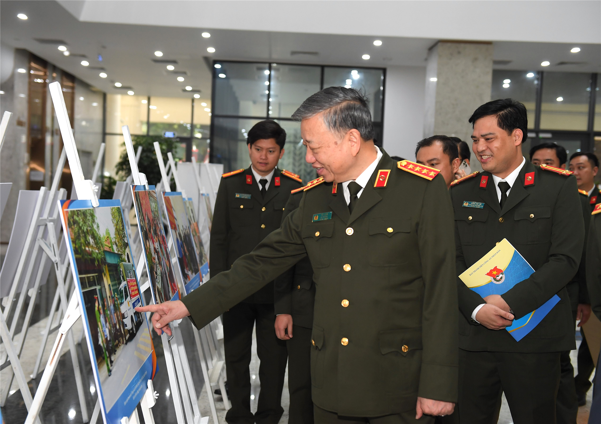 Bộ trưởng Tô Lâm cùng các đại biểu thăm quan triển lãm ảnh "Tôi làm Công an xã".