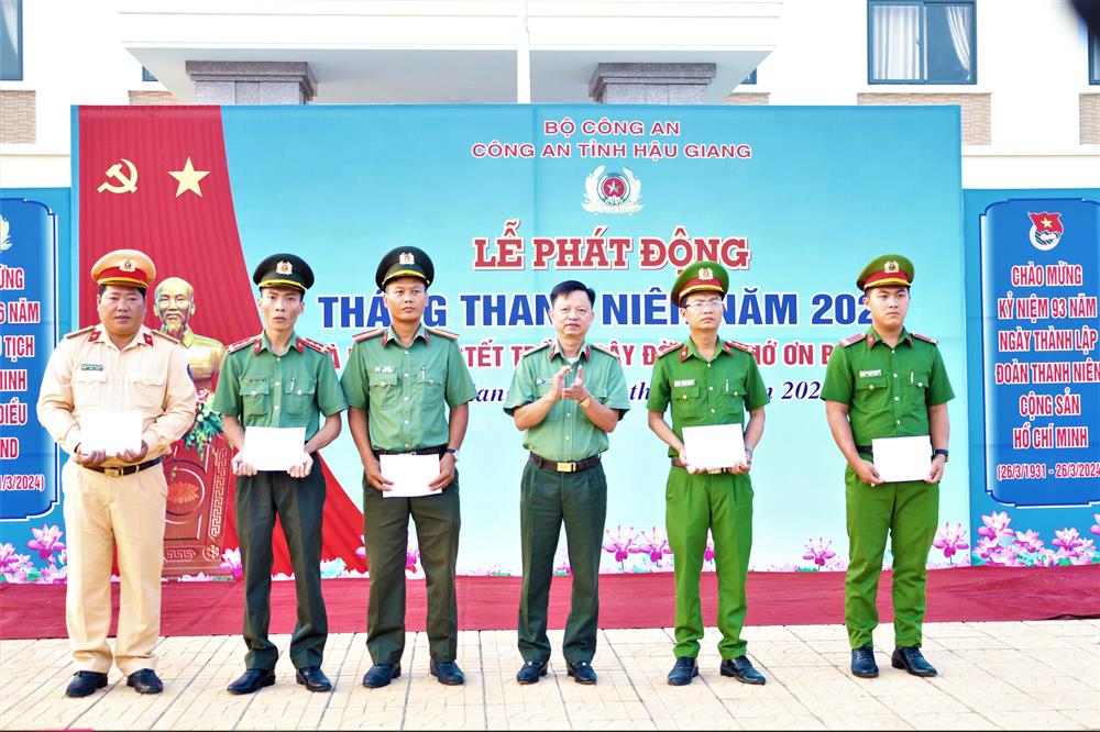 Đại tá Huỳnh Việt Hòa, Giám đốc Công an tỉnh Hậu Giang trao quà tặng cán bộ, chiến sỹ có hoàn cảnh khó khăn.