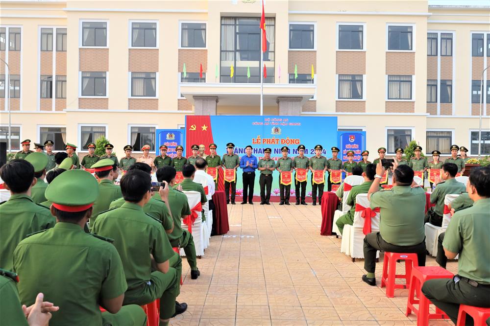 Trao cờ khởi động Tháng Thanh niên cho Đoàn Thanh niên Công an các đơn vị, địa phương.