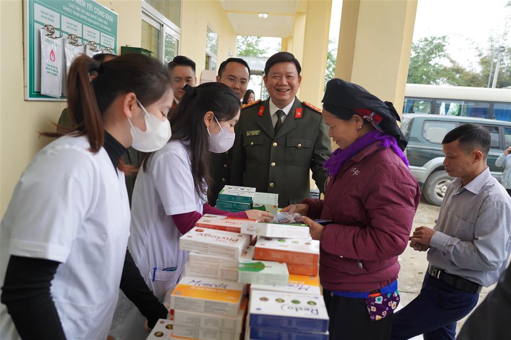 Đoàn công tác phát thuốc miễn phí cho nhân dân.