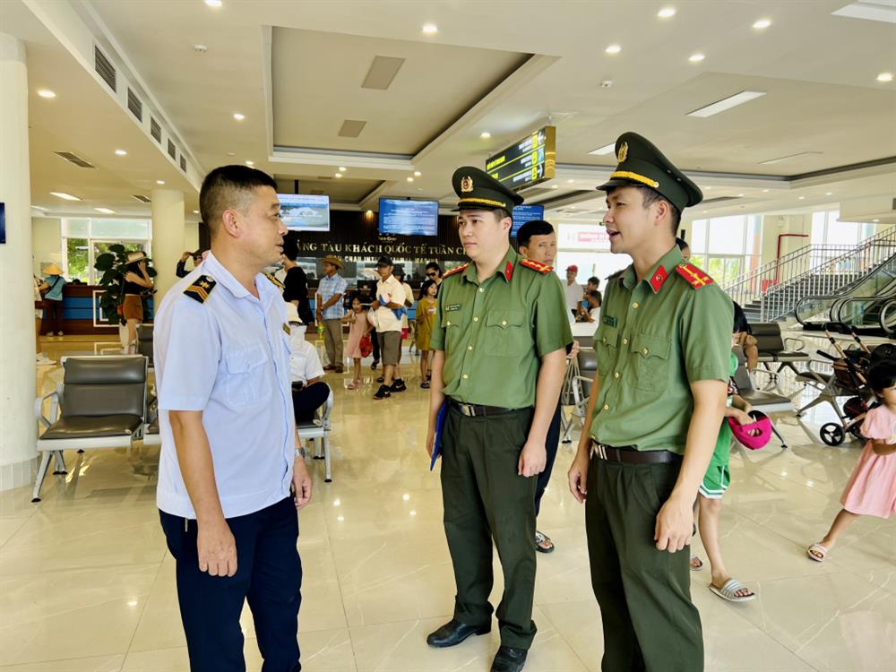 Cán bộ, chiến sỹ Phòng An ninh đối ngoại nắm tình hình tại Cảng tàu khách quốc tế Tuần Châu.