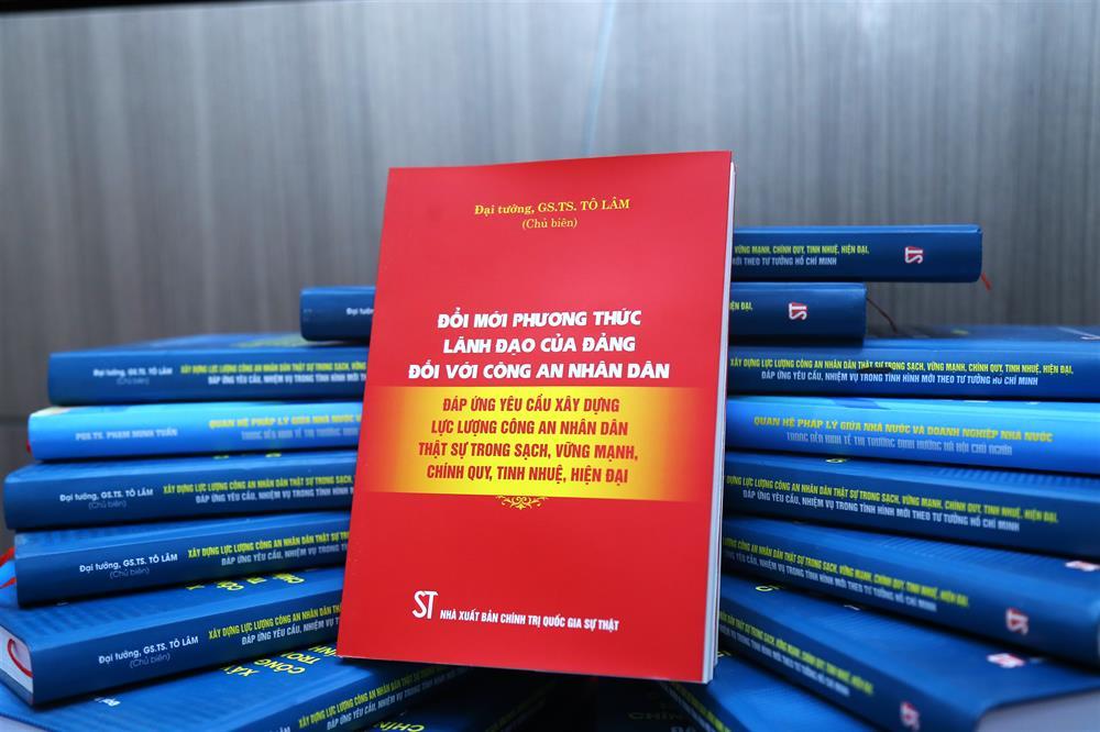 Cuốn sách “Đổi mới phương thức lãnh đạo của Đảng đối với CAND đáp ứng yêu cầu xây dựng lực lượng CAND thật sự trong sạch, vững mạnh, chính quy, tinh nhuệ, hiện đại” do Bộ trưởng Tô Lâm làm chủ biên