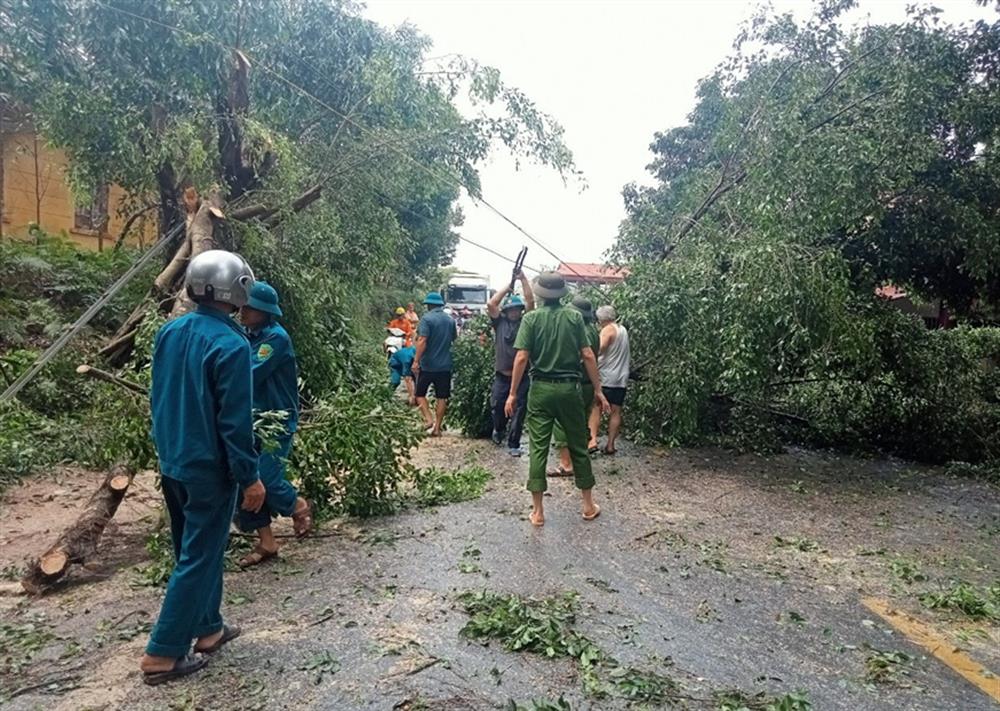 Cán bộ, chiến sỹ phối hợp cùng cấp ủy, chính quyền địa phương và nhân dân khắc phục hậu quả do thiên tai gây ra.