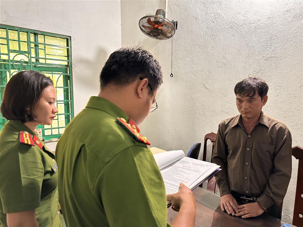 Phòng Cảnh sát kinh tế thực hiện lệnh khởi tố đối với Nguyễn Đức Đề - Giám đốc Công TNHH MTV Việt Đức.