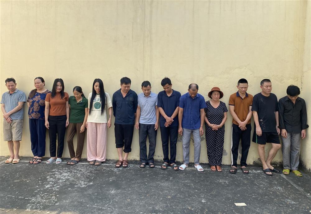 13 đối tượng trong đường dây bị bắt giữ.