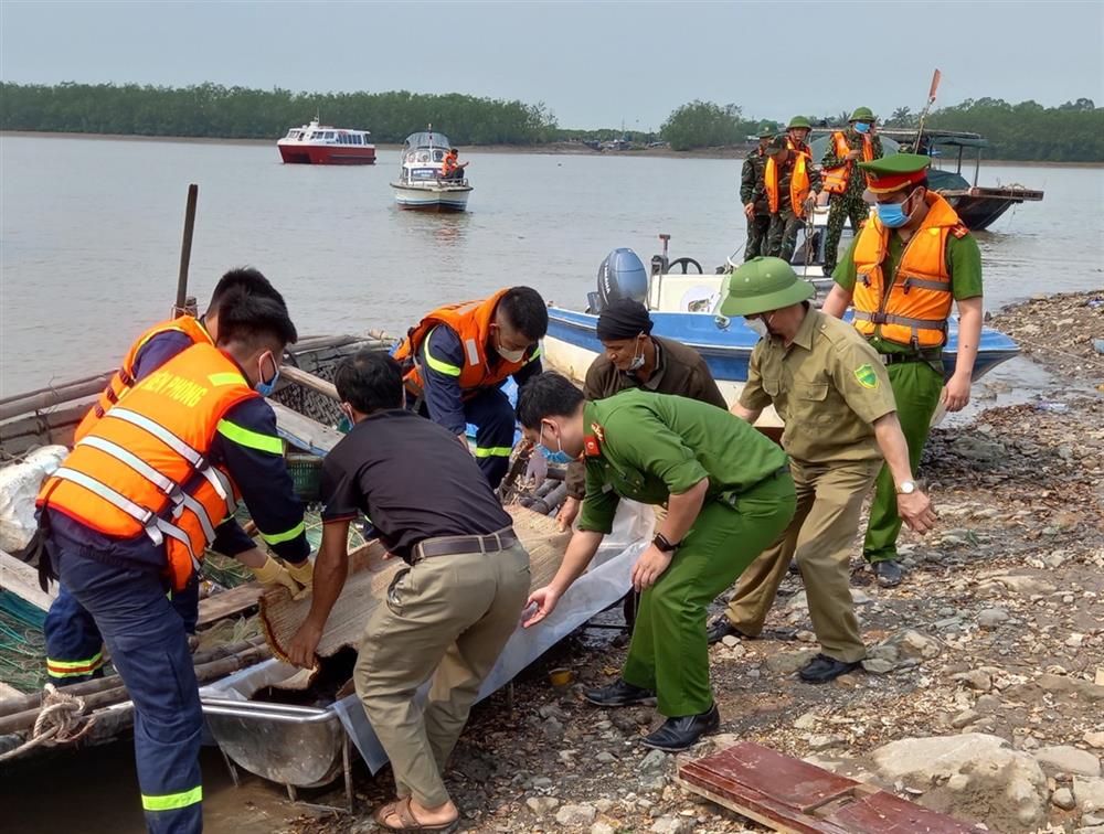 Các lực lượng bàn giao thi thể nạn nhân cho gia đình và chính quyền địa phương.