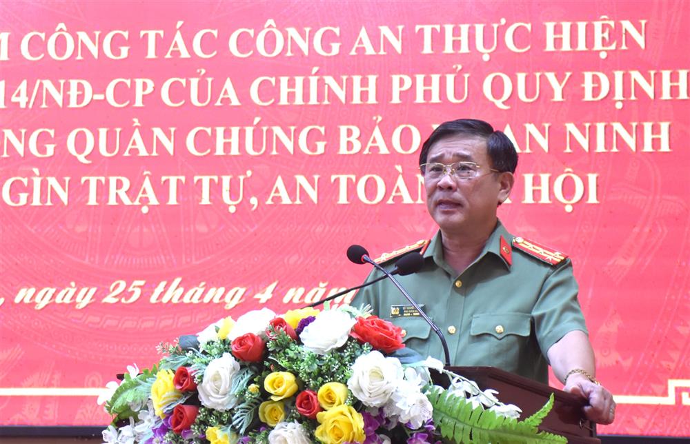 Đại tá Lê Thanh Hùng, Phó Giám đốc Công an tỉnh trình bày báo cáo kết quả 10 năm thực hiện Nghị định 06 của Chính phủ.