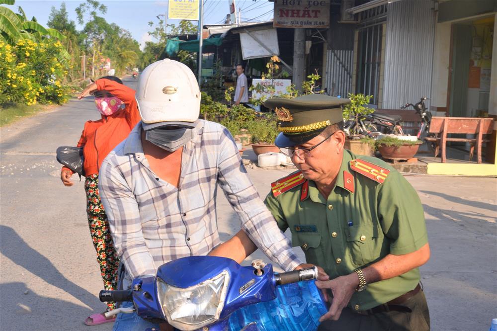 Công an tỉnh Cà Mau trao nước uống, nước sinh hoạt tặng người dân tại xã Khánh Bình Đông, huyện Trần Văn Thời.