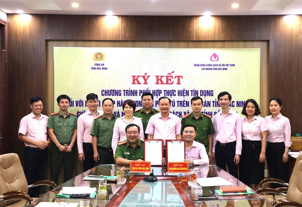 Lãnh đạo Công an tỉnh và Ngân hàng Chính sách xã hội tỉnh Bắc Ninh ký kết Chương trình phối hợp.