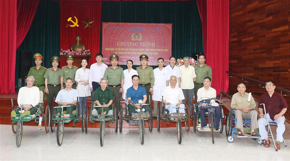 Đoàn công tác cùng lãnh đạo Trung tâm và các thương, bệnh binh.