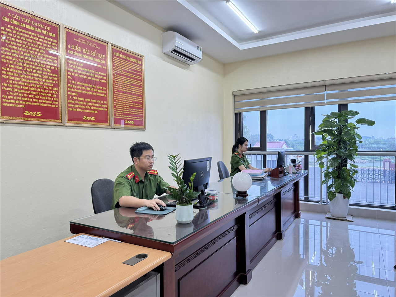 Cán bộ Phòng Cảnh sát PCCC và CNCH làm thủ tục hướng dẫn từ xa qua hình thức trực tuyến với đơn vị tư vấn, thiết kế, thi công lĩnh vực PCCC.