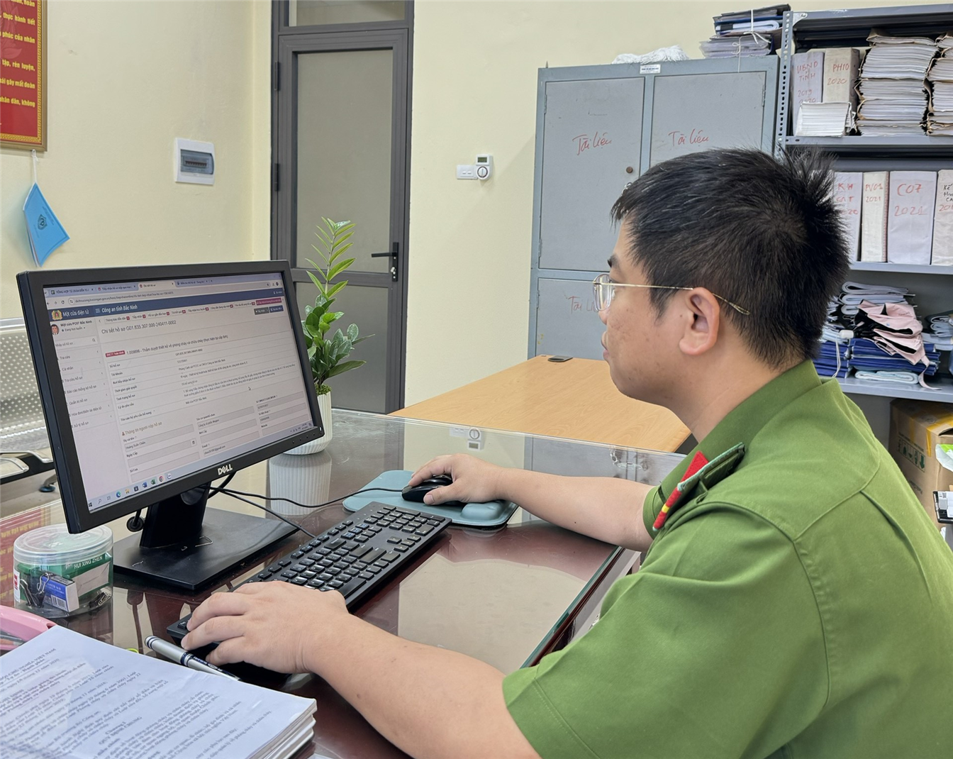 Cán bộ Phòng Cảnh sát PCCC & CNCH tiếp nhận và giải quyết hồ sơ trực tuyến trong lĩnh vực PCCC.