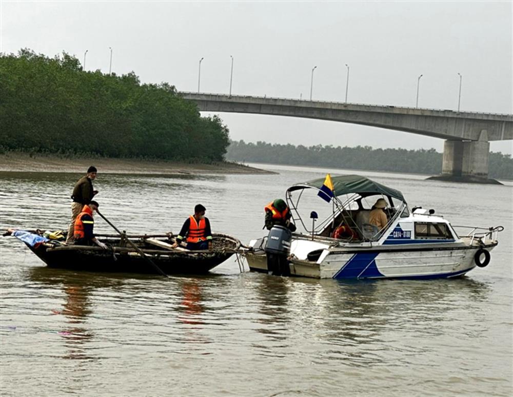 Các lực lượng triển khai tìm kiếm nạn nhân.