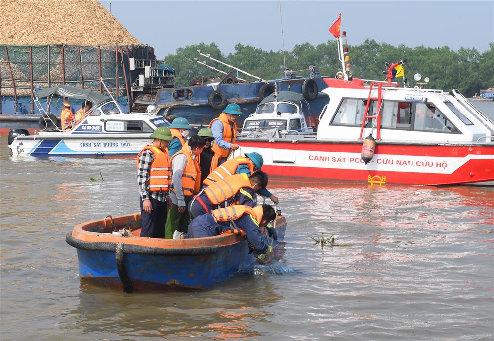 Các lực lượng tìm thấy thi thể nạn nhân trên sông Chanh.