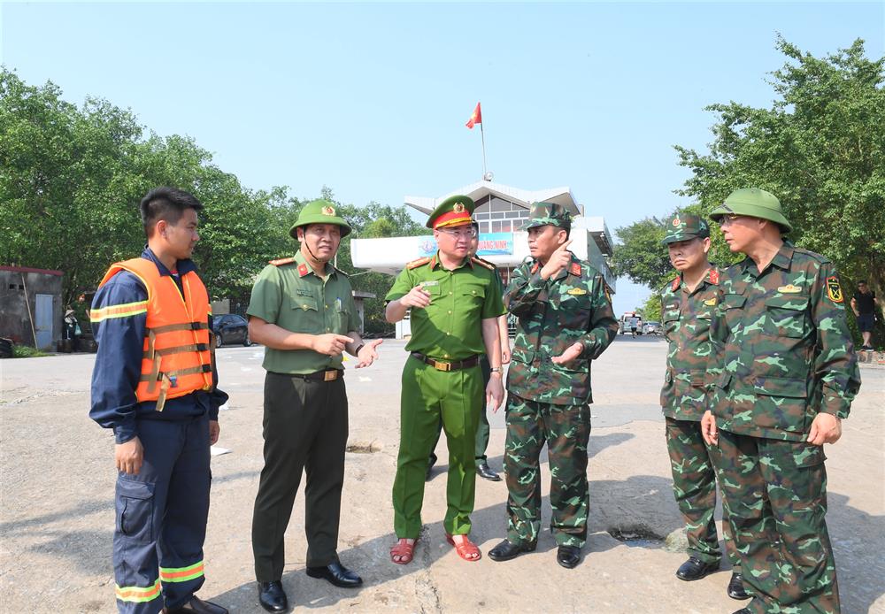 Đại tá Nguyễn Hồng Nguyên, Phó Chánh Văn phòng Bộ Công an, Phó Trưởng Ban Thường trực Ban Chỉ đạo ƯPT/BCA; Đại tá Nguyễn Ngọc Sơn, Phó Chỉ huy trưởng Bộ Chỉ huy Quân sự tỉnh Quảng Ninh, Quân khu 3; Đại tá Nguyễn Thuận, Phó Giám đốc Công an tỉnh Quảng Ninh chỉ đạo các lực lượng tìm kiếm nạn nhân.