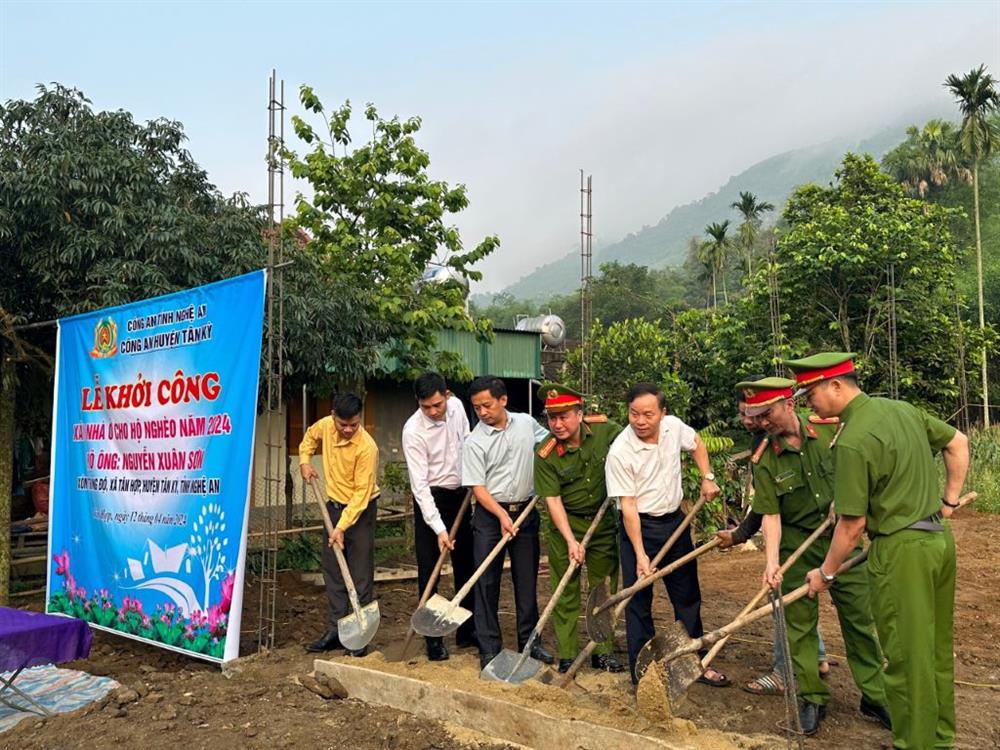 Khởi công xây nhà nhà tình nghĩa tặng gia đình anh Nguyễn Xuân Sơn (ở xã Tân Hợp, huyện Tân Kỳ).