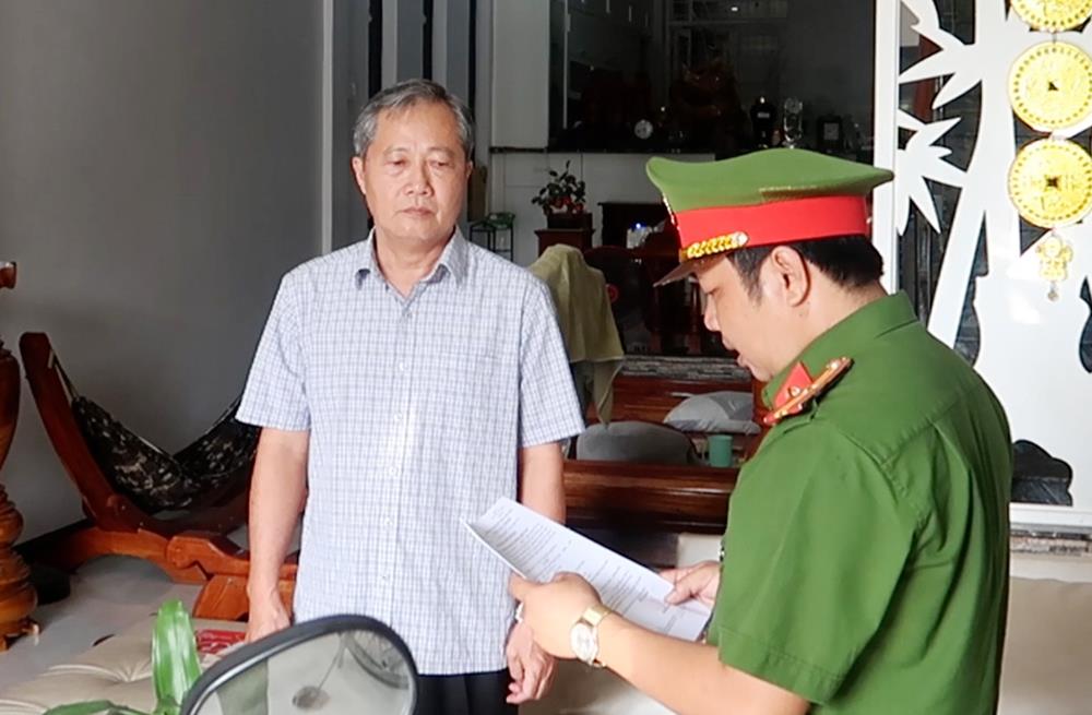 Cơ quan Công an thi hành Lệnh khám xét chỗ ở của bị can Huỳnh Lê Phong.