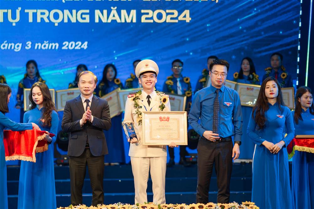 Trung úy Nguyễn Anh Tú nhận Giải thưởng Lý Tự Trong năm 2024 do Trung ương Đoàn TNCS Hồ Chí Minh trao tặng