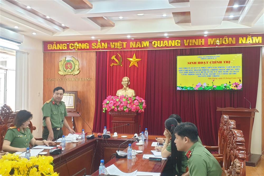 Đảng ủy Phòng Tham mưu tổ chức sinh hoạt chính trị cho cán bộ, đảng viên tìm hiểu giá trị lý luận và thực tiễn của cuốn sách Tổng Bí thư Nguyễn Phú Trọng “Kiên quyết, kiên trì đấu tranh phòng, chống tham nhũng, tiêu cực góp phần xây dựng đảng và nhà nước ta ngày càng trong sạch vững mạnh”.