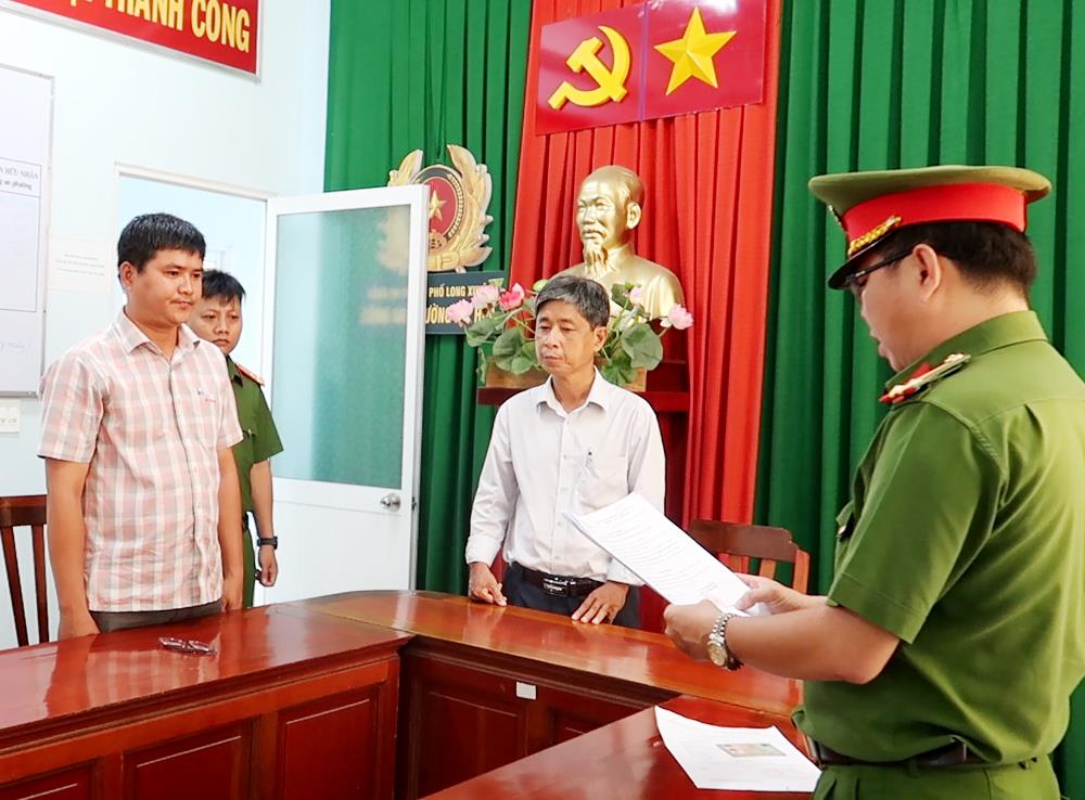 Cơ quan Công an tống đạt các Quyết định và Lệnh bắt tạm giam đối với bị can Nguyễn Thanh Phong (áo sọc).