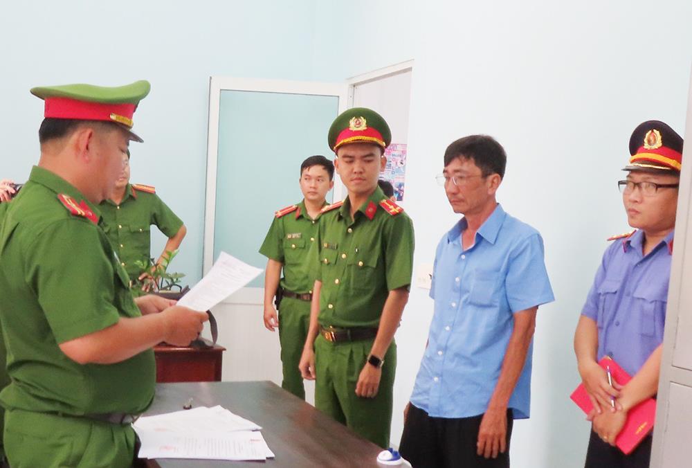 Cơ quan Công an tống đạt các quyết định và lệnh đối với Nguyễn Thiện Thanh.