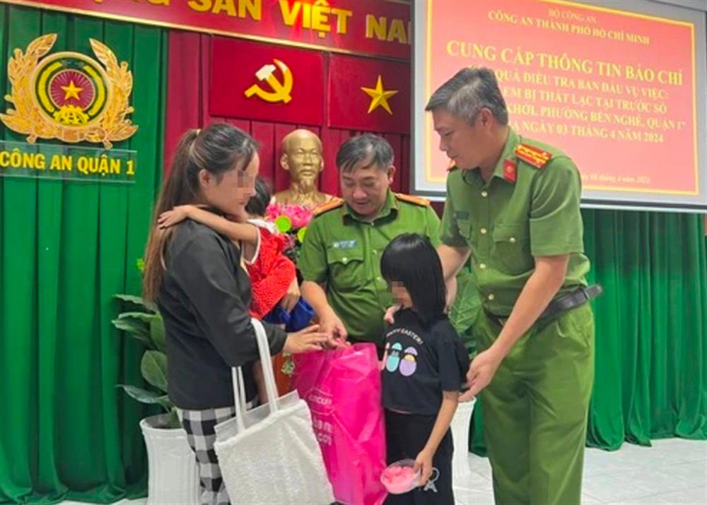 Công an Quận 1 trao trả 02 cháu bé cho gia đình.