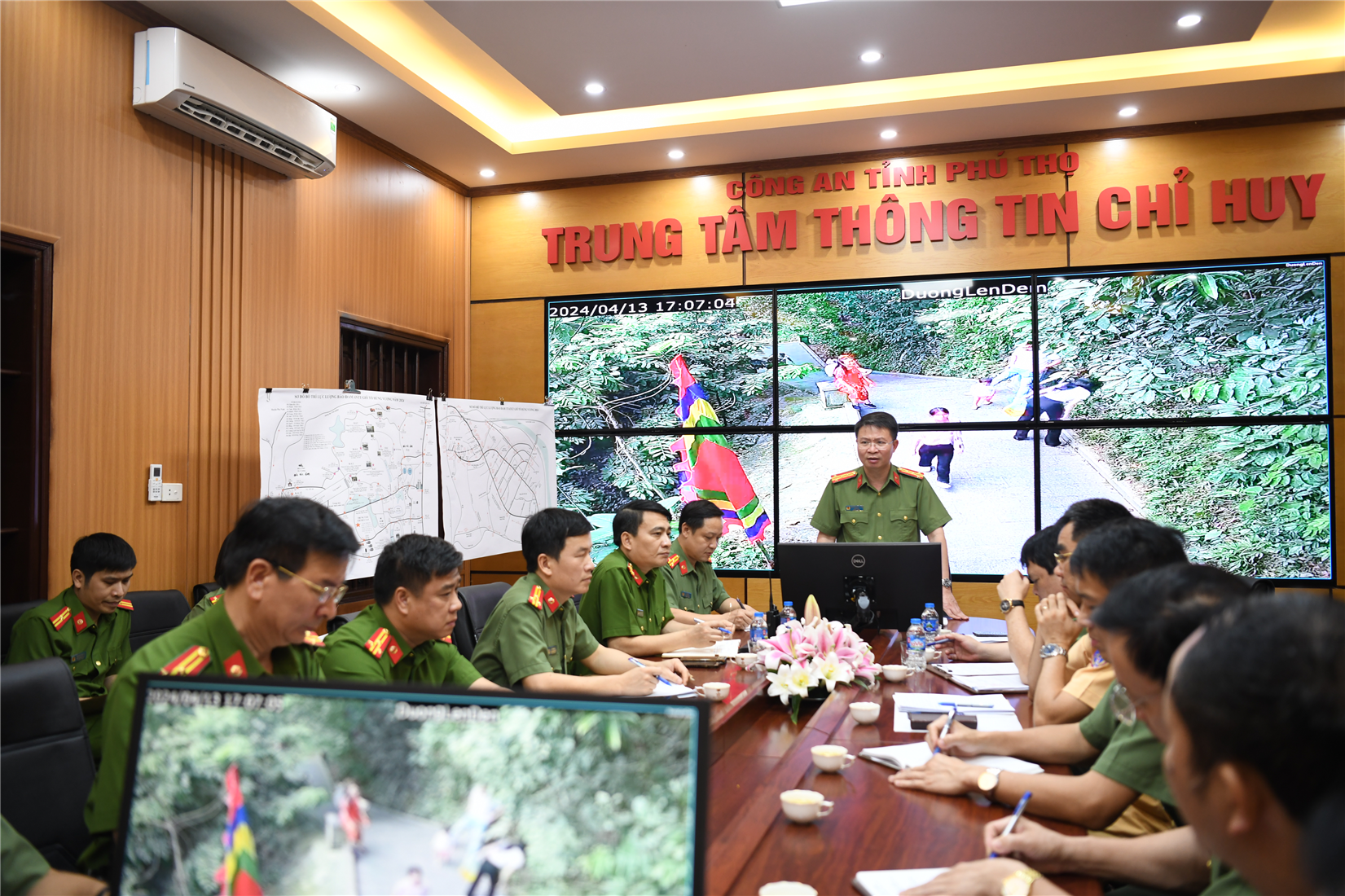 Đại tá Nguyễn Minh Tuấn, Giám đốc Công an tỉnh chỉ đạo các lực lượng tham gia phương án đảm bảo an ninh, trật tự Giỗ Tổ Hùng Vương năm 2024.